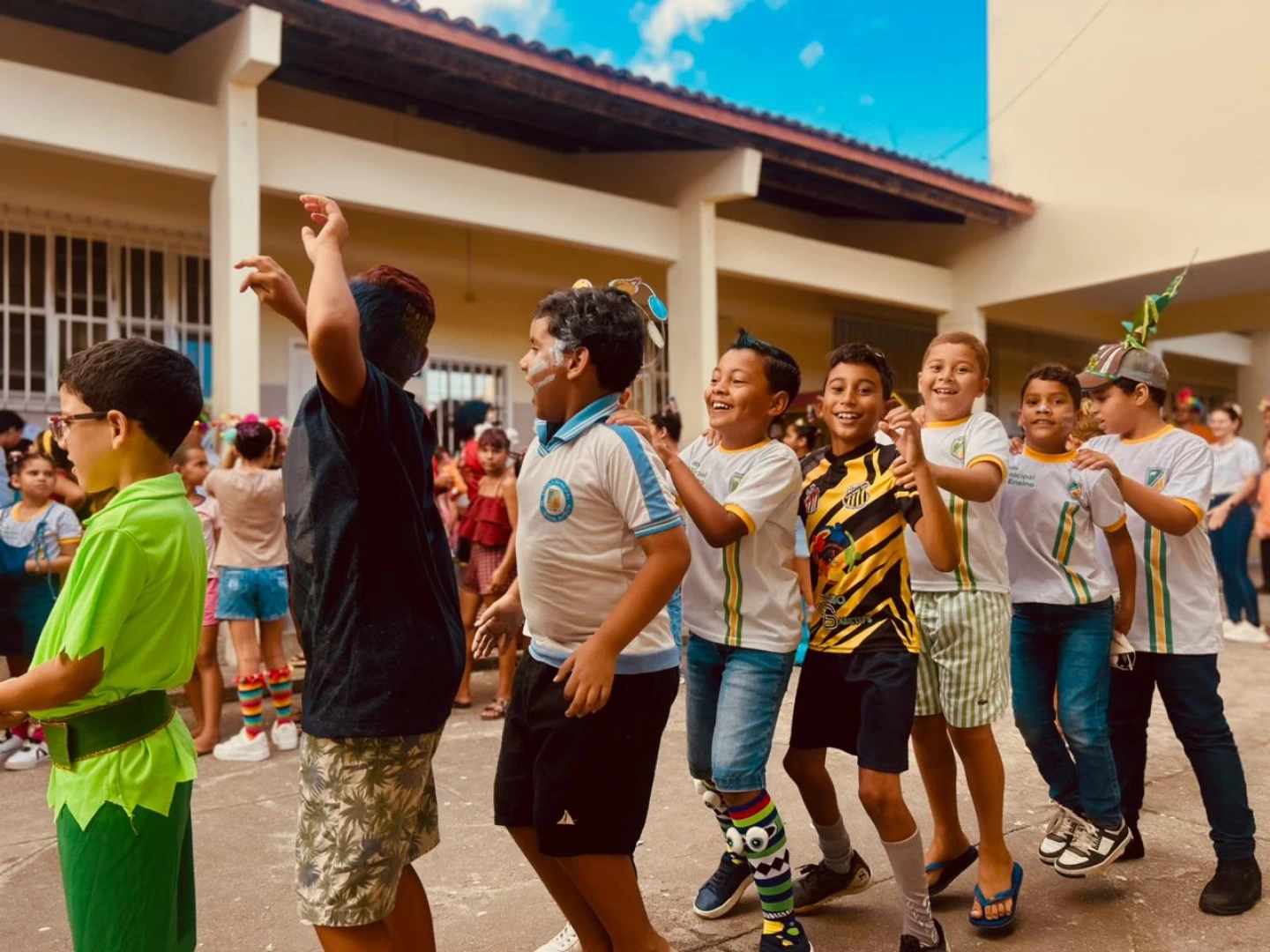 Desfile dos Trajes Malucos anima Semana da Criança com criatividade e diversão