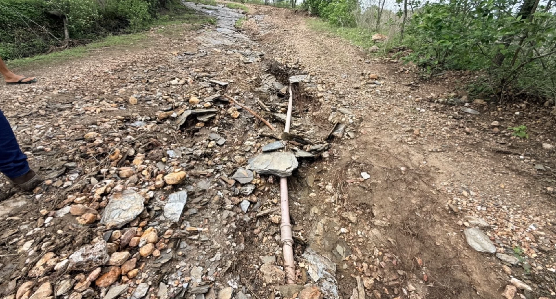 TRECHO ENTRE TRÊS BARRAS E POÇOS PAUS ESTÁ INTERDITADO APÓS FORTES CHUVAS